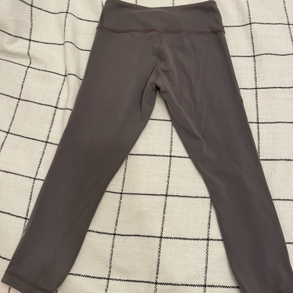 Lululemon reversible wunder under crop size 6 - Picture 1 of 11